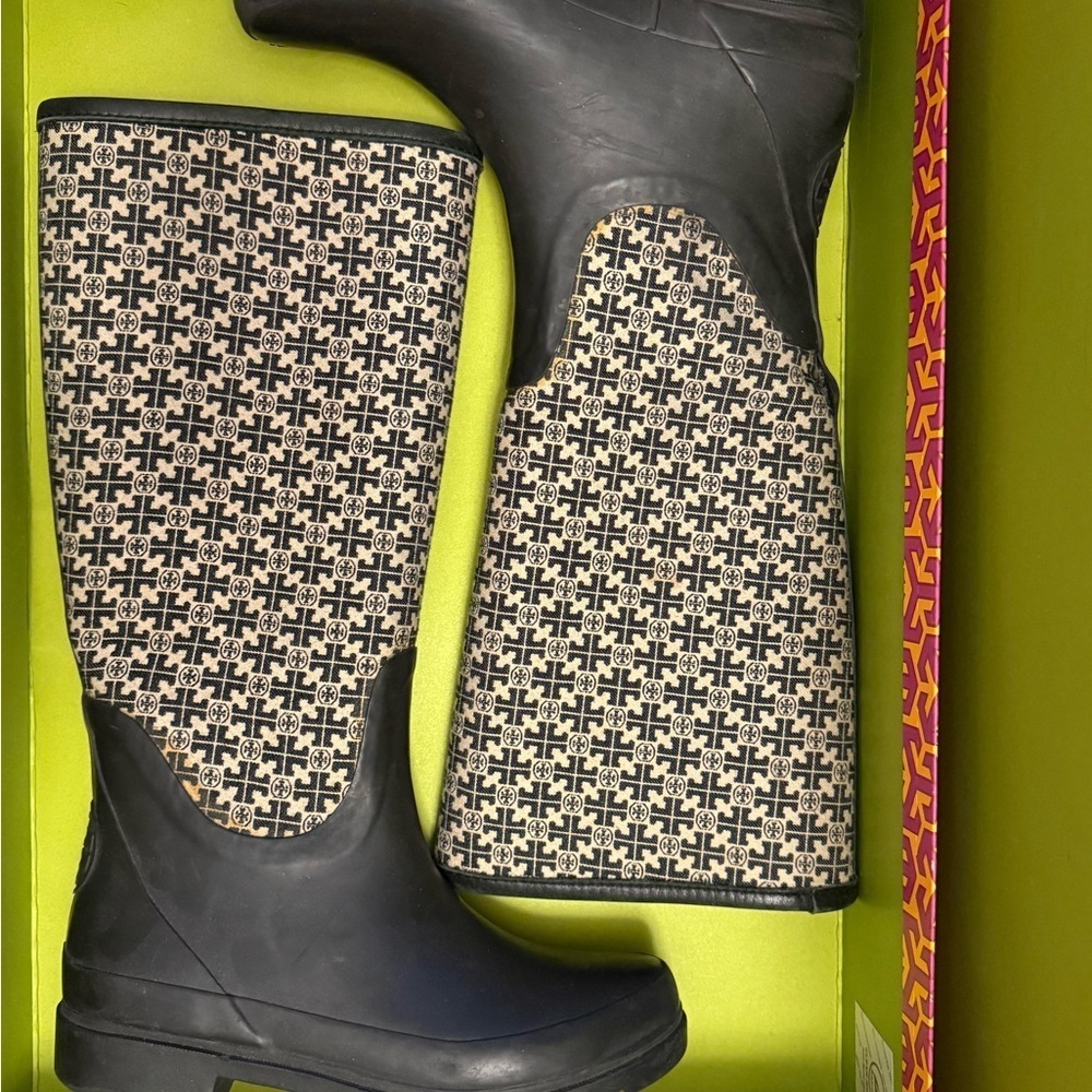 Tory Burch Black and Cream Winter Rain Boots - Picture 5 of 7